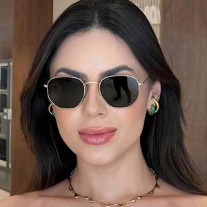 Lunettes de soleil tendance pour hommes et femmes avec logo personnalisé, monture carrée de petite taille, verres rouges, jaunes et roses, lunettes de soleil en métal polygonales pour femmes - Product Image 1