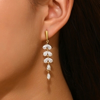 Luxuriöse, elegante Ohrringe im europäischen Stil – Geometrisches Set aus Zirkonia-Tropfenohrringen