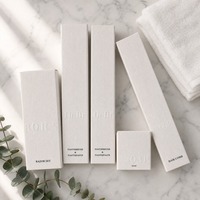 Emballage de produits de toilette d'hôtel haut de gamme et écologique, boîte en carton, papier artistique, logo en relief, revêtement UV, matériau recyclable, doublure en éponge