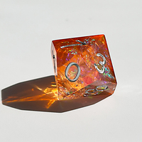 Dés polyédriques personnalisés de couleur orange à bords tranchants faits à la main pour les jeux de donjons et de dragons