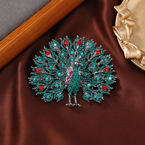 Broche de moda de alta costura con diseño de cola de pavo real, pin de animal con pedrería, para abrigos de invierno, suéteres y corchos para mujer. - Product Image 1