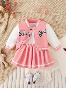 Prezzo Shocking: Set Abbigliamento <span class=keywords><strong>Bambina</strong></span> Autunno 2026 - Giacca con Scritta + Gonna Plissettata (2 Pezzi) - Prezzo di Fabbrica - Product Image 4