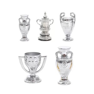 Porte-clés YX en résine, écologique, fait main et peint à la main, avec trophée de gardien de but de football (Chaussure d'Or) et ballon d'or, pour les fans - Product Image 4