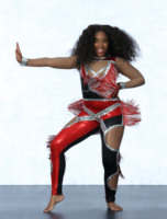 Uniforme de majorette rouge et noir métallisé avec paillettes argentées et pompons rouges, tenue de danse