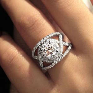 Anello a strati incrociati rotondo da donna, chic e alla moda, con micro pavé di zirconi, gioiello di tendenza, idea regalo - Product Image 1