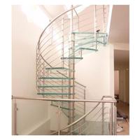 Escalier en colimaçon moderne et peu encombrant avec marches en bois massif et garde-corps en verre trempé pour villa intérieure