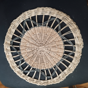 Best-seller 2025 Set de table en rotin rond avec poignées en bois et fond en nacre - Product Image 1