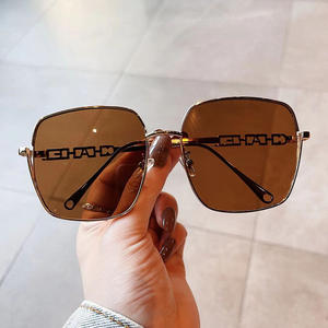 Gafas de Sol Qianai con Marco Metálico Grande para Mujer, Lentes de PC con Protección UV400, Diseño Cuadrilateral, Protección Solar para Salidas y Fiestas - Product Image 3