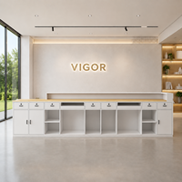 Bureau d'accueil moderne blanc crème avec bande lumineuse LED, comptoir de réception minimaliste à lattes de bois verticales pour bureau, salon ou clinique