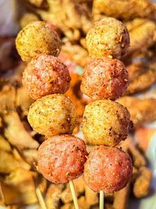 ลูกชิ้นปลาธรรมชาติ ไม่มีสารปรุงแต่ง ตัวเลือกเพื่อสุขภาพ เนื้อนุ่มฉ่ำ เหมาะสำหรับร้านอาหารและซูเปอร์มาร์เก็ต - Product Image 1