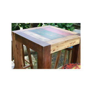 Rehaussez l'ambiance des réceptions en plein air avec ce set de bar en teck recyclé, comprenant des tabourets en teck durable et une table élégante. - Product Image 5