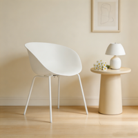 Chaise ergonomique empilable en plastique avec pieds en métal robustes pour un usage quotidien