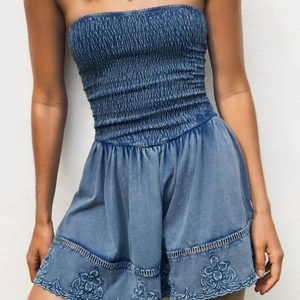 Vestido vaquero elegante de verano para mujer, corte A, casual, sin tirantes, halter, sin mangas, mini, con logo frontal, silueta holgada. - Product Image 2