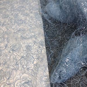 Tessuto in pizzo di <span class=keywords><strong>tulle</strong></span> <span class=keywords><strong>bianco</strong></span> <span class=keywords><strong>ricamato</strong></span> con paillettes e applicazioni floreali 3D per abito da sposa LT21920 - Product Image 4