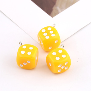 Colgante de resina con forma de dado, accesorios de joyería DIY, colores aleatorios, dijes para llaveros, para bolsos hechos a mano y estuches para auriculares - Product Image 3