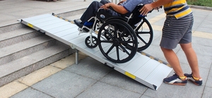 Rampa de silla de ruedas plegable de aluminio portátil 55*75cm diseño antideslizante <span class=keywords><strong>para</strong></span> personas discapacitadas escaleras de <span class=keywords><strong>rampas</strong></span> plegables - Product Image 2