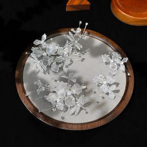Pince à cheveux éthérée en résine époxy et cristal, style coréen, faite à la main, originale Hera, pour studios photo et coiffes de mariée - Product Image 2