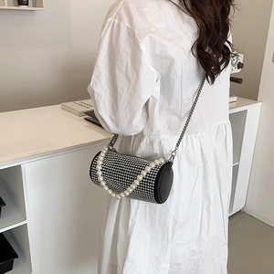 <span class=keywords><strong>Sac</strong></span> à bandoulière cylindrique <span class=keywords><strong>noir</strong></span> et <span class=keywords><strong>argent</strong></span>é pour femme, orné de diamants, avec chaînes de perles, style sacoche messager, <span class=keywords><strong>sac</strong></span> à main en forme de baril, <span class=keywords><strong>sac</strong></span> à l'épaule type oreiller - Product Image 4