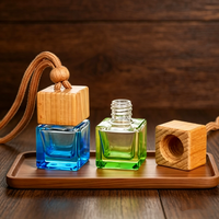 Diffuseur de parfum pour voiture en verre suspendu miniature de 8 ml en gros, flacon de parfum pour voiture, flacon carré suspendu vide avec couvercle en bois