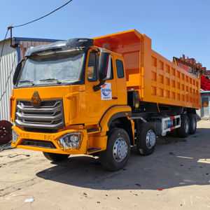 Sinotruk HOWO 8x4 Camion à benne basculante robuste jaune Les petits camions sont des modèles spéciaux pour les chantiers de construction urbains - Product Image 1