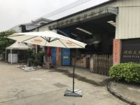 Parasol extérieur commercial parapluie banane en gris anthracite pour cours gymnases hôtels parcs loisirs utilisation