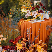 Rideau de fond de scène moderne en soie laiteuse vert, rouge et orange pour cérémonie et entrée de réception de mariage