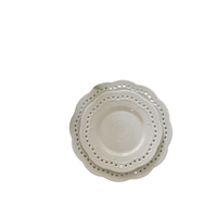 Ensemble d'assiettes blanches en céramique ajourées élégantes, vaisselle en relief pour décoration de mariage et événements, assiettes en porcelaine