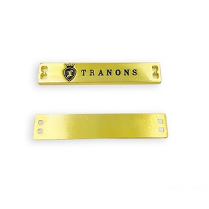 Accessoires vestimentaires en métal personnalisés avec logo en relief et encre noire - Product Image 4