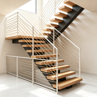 Escalier flottant moderne à monopoutre avec marches en bois, escalier en acier noir, garde-corps à câbles blancs pour entrepreneur et constructeur extérieur