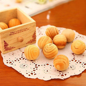 Boules de bois de camphre pour usage domestique, un substitut aux boules anti-mites. Convient aux armoires de maison. Cinq balles par paquet. - Product Image 1
