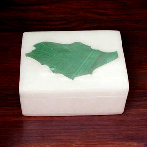 Boîte à bijoux en marbre artisanal Stonecrafts International, travail de nacre, motif floral gravé, impression moderne, style rectangulaire - Product Image 3