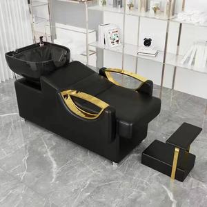Sillón de Peluquería Contemporáneo de Cuero PU Negro con Detalles Dorados, Reposapiés Extraíble y Estructura Metálica - Product Image 1