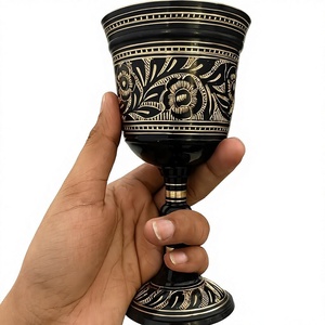 Copa de Latón Esmaltado en Negro con Grabado Floral Dorado, Cuenco Ancho y Pedestal Decorativo, Copa Ceremonial de Lujo - Product Image 1