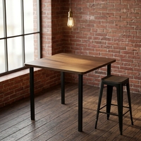 Ensemble de table à manger industrielle moderne avec chaises à accoudoirs, structure en fer et plateau en bois pour utilisation en extérieur dans les restaurants
