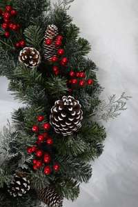 Venta al por Mayor de Coronas de Bayas Rojas Artificiales para Interiores, Corona Navideña Artificial de PVC con Piñas - Product Image 4