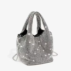 Un deslumbrante bolso tachonado de diamantes, imprescindible para fiestas nocturnas - Product Image 2