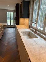 Plan de travail de luxe en dalle de pierre naturelle crémeuse, dessus de meuble-lavabo en Quartzite Taj Mahal Naica pour salle de bain, idéal pour la décoration intérieure