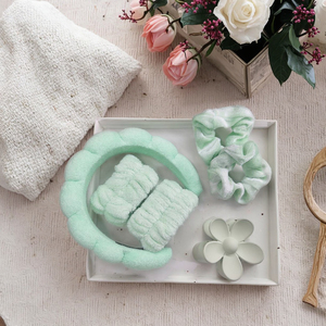 مجموعة إكسسوارات الشعر المخصصة بشعارك: 6 قطع، ربطات معصم للشعر، مشبك زهرة للشعر، ربطة شعر، أربطة معصم، إسفنجة مكياج للعناية بالبشرة، عصابة رأس سبا - Product Image 1