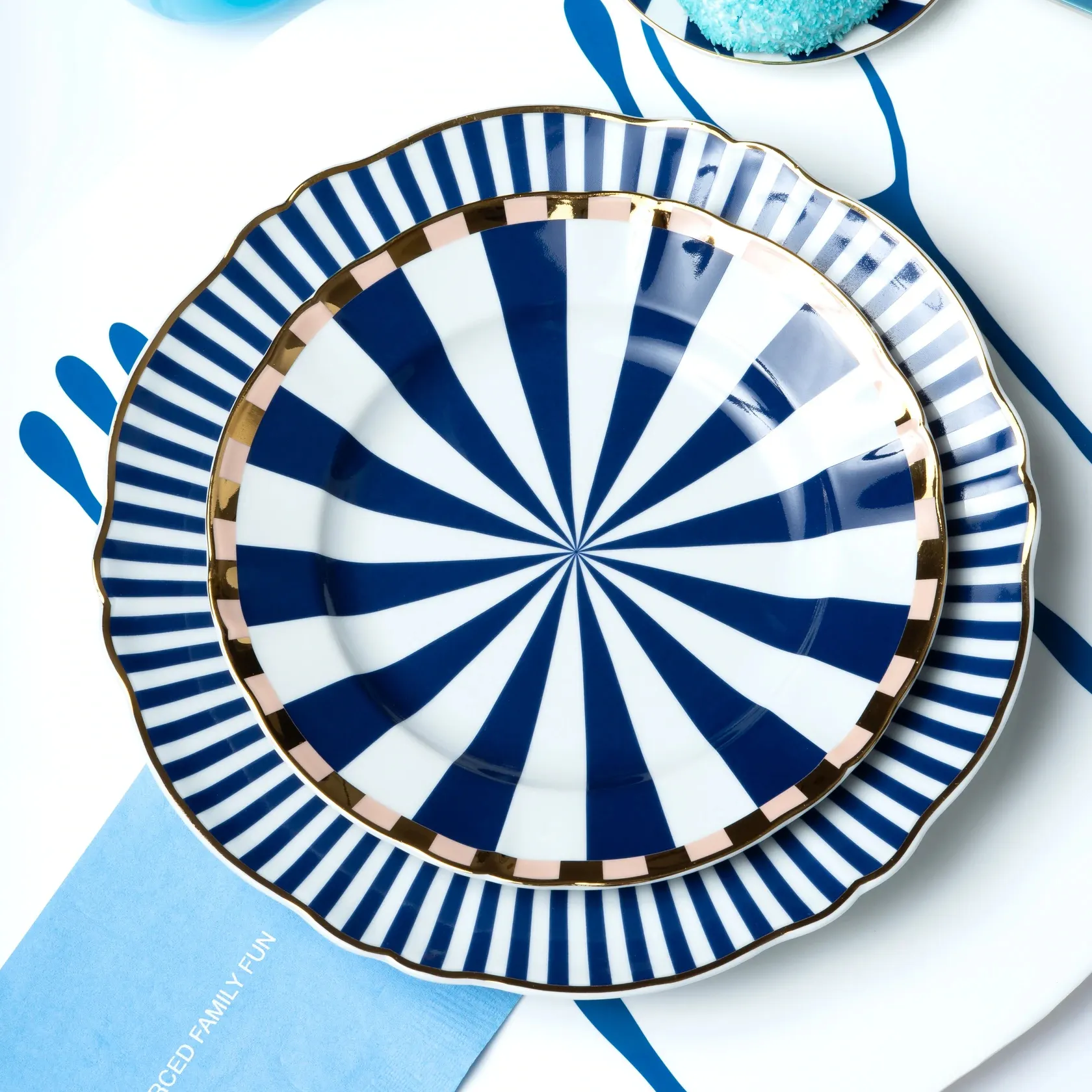 Оптовая продажа, индивидуальная сине-белая роскошная круглая керамическая тарелка с золотым ободом