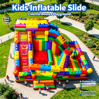 Château gonflable pour enfants avec toboggan et blocs de construction, thème fête de jardin, location usine