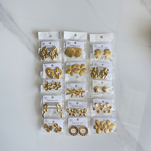 Pendientes de botón de acero inoxidable chapado en oro PVD de 18 quilates, impermeables, hipoalergénicos, con diseño de flor, lazo, geométrico y concha ondulada, regalo 2026 - Product Image 3