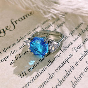 Anello F1590 in Moissanite con Taglio Ottagonale, Tre Pietre, Montatura a Griffe in Oro Bianco, Anello di Fidanzamento da Donna - Product Image 4