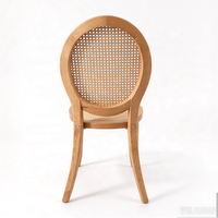 Chaise de salle à manger ovale en bois massif nordique avec dossier en rotin tressé, style vintage français naturel pour événements de mariage