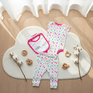 Conjunto de tres piezas original para bebé niña 2026: mono, pantalón y camiseta de algodón de punto con diseño estampado y etiqueta en el cuello. - Product Image 5