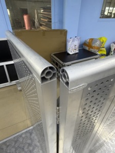 Barrière de scène en aluminium robuste avec pieds tubulaires de forme spéciale et connexion inférieure à ajustement serré pour événements - Product Image 2