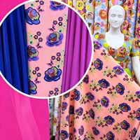 Tissu en maille imprimé numérique floral vibrant - Motif de roses multicolores, tissu en filet doux pour robes de femmes