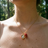 Collier Médaillon Ouvert Fantaisie SongYi pour Femme, Figurine Miniature Souris de la Récolte, Compartiment Secret, Acajou, Fraise
