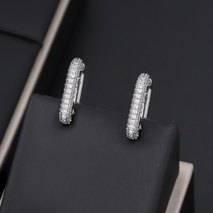 Boucles d'oreilles Huggie tendance géométriques en laiton plaqué or et argent avec zircon, bijoux fantaisie unisexe JXX en gros - Product Image 3