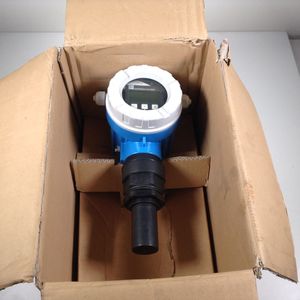 เครื่องวัดระดับอัลตราโซนิกแบบรวม E+H Prosonic รุ่น FMU40/FMU41 พร้อมระบบป้องกันการกัดกร่อน ระยะตรวจจับ 0-8 เมตร และความแม่นยำ 3 มม. - Product Image 1
