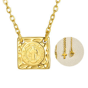Collar con Colgante Cuadrado de San Benito en Acero Inoxidable con Baño de Oro PVD de 18K y Cruz - Product Image 6